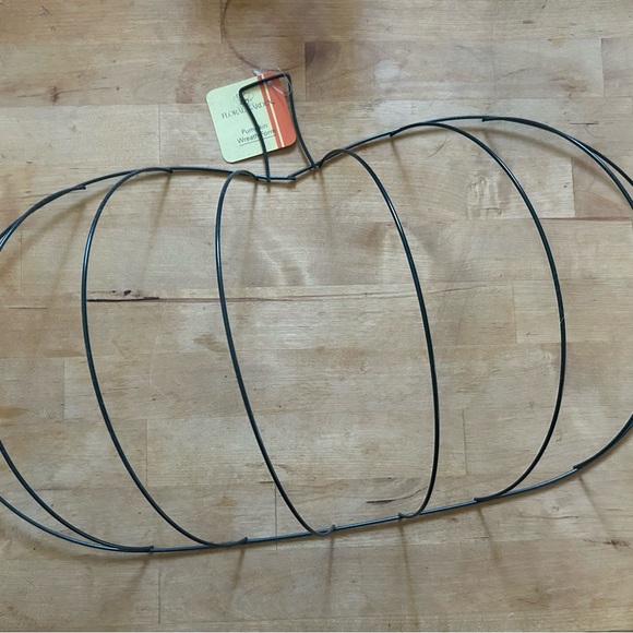 Large Pumpkin Wreath Form - Picture 3 of 3